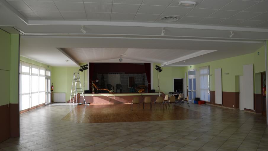 Intérieur scène Salle des fêtes communautaire Echenay Bassin de Joinville en Champagne